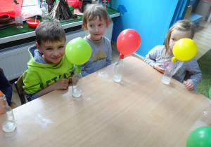 Dzieci pozują do zdjęcia z balonikami